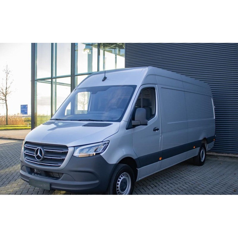 62 / 5.000 Mercedes-Benz Sprinter 317 1.9 CDI L3H2 RWD 170 CV Automático LED