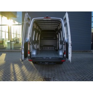62 / 5.000 Mercedes-Benz Sprinter 317 1.9 CDI L3H2 RWD 170 CV Automático LED