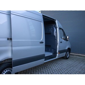 62 / 5.000 Mercedes-Benz Sprinter 317 1.9 CDI L3H2 RWD 170 CV Automático LED