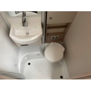 Bürstner Nexxo Van T 700 Cama tamaño queen de 6,99m